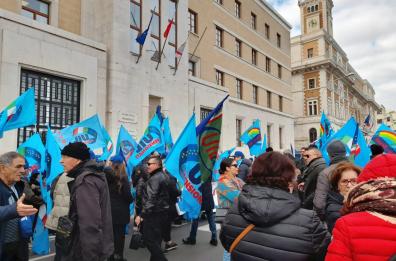 Uil, un migliaio di persone in protesta a Bari contro la manovra. Emiliano: «Politiche governo su Sud non all'altezza» VIDEO