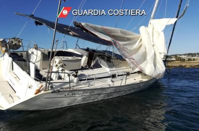 Barca incagliata vicino costa Torre Pali: usata per sbarco migranti in Calabria