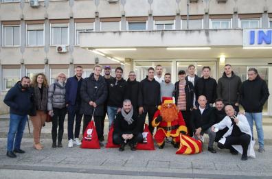 Babbo Natale GialloRosso e i calciatori del Lecce fanno visita ai bambini ricoverati