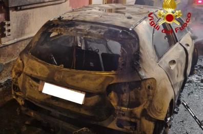 Aradeo, una Mercedes completamente distrutta dalle fiamme: si indaga