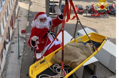 Lecce, un Babbo Natale speciale si cala dal tetto per portare doni ai bimbi del Fazzi