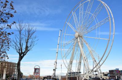 Bari, quella pazza idea di Natale: una pista sul ghiaccio vista mare