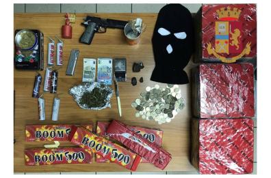 Taranto, in casa droga e 13kg di botti illegali: arrestato 20enne
