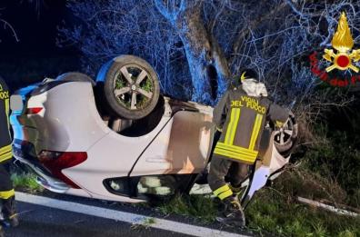 Impatta con un ulivo e si ribalta con la propria auto, un ferito nel Brindisino