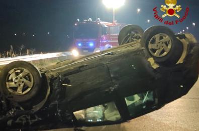 Lecce, auto si ribalta in tangenziale, conducente in ospedale 