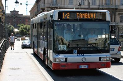 Taranto, sasso manda in frantumi il finestrino di un bus della linea 11