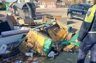 Foggia discarica a cielo aperto: rifiuti abbandonati ovunque, pioggia di multe