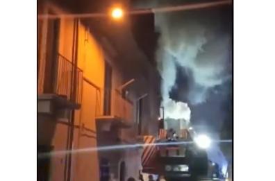 Casamassima, a fuoco un b&b: ospiti fuggono dai tetti, non ci sono feriti