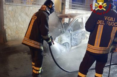 Notte di roghi nel Salento: due auto a fuoco a Squinzano e Tuglie