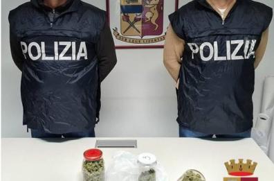 A spasso per Grottaglie con due barattoli pieni di marijuana: arrestato