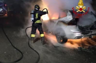 Tre auto a fuoco nella notte in due città del Salento