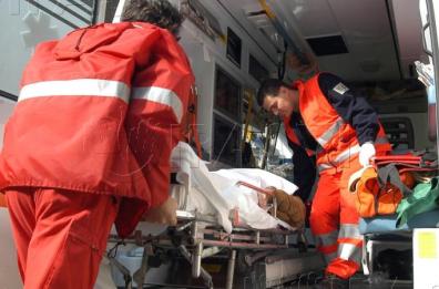 Finisce fuori strada con l'auto, tragedia a Natale nel Materano: muore un 20enne 