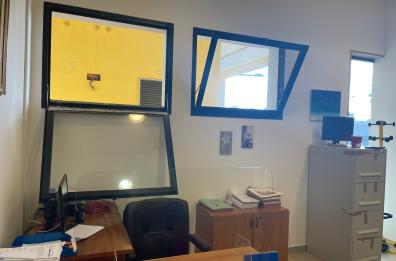 Lecce, in uffici comunali via Pistoia un infisso cade in testa a dipendente: è polemica