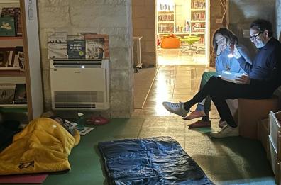 Lecce, il sindaco Salvemini cantastorie legge favole di Rodari ai piccoli in biblioteca