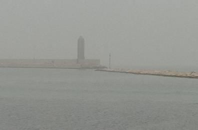 Bari si sveglia avvolta dalla nebbia: disagi a viabilità, treni e aerei in ritardo