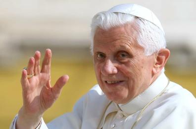 Il Papa chiede preghiere per Benedetto XVI: «È molto malato»