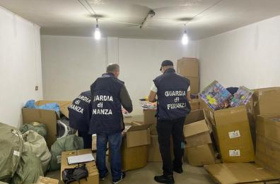 Lecce, GdF sequestra 2800 sigarette elettroniche e 200kg di botti illegali
