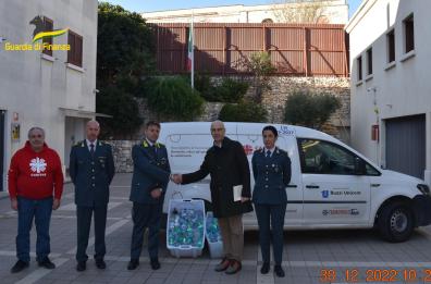 Barletta, 700 confezioni di acqua e tè sequestrati dalla GdF donati a mensa Caritas