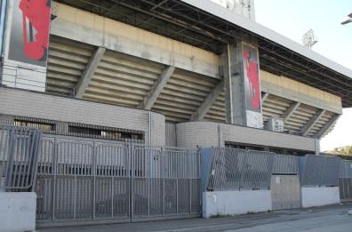 Foggia, bimbo recupera il pallone sugli spalti, il padre non lo consegna e aggredisce gli steward: daspo di 5 anni