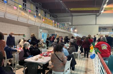 Bari, alle piscine comunali la «cena degli abbracci» per 140 tra senzatetto, anziani soli e profughi
