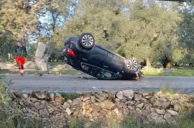 L'auto sbanda e si ribalta, tragedia sfiorata sulla Acquaviva - Sannicandro