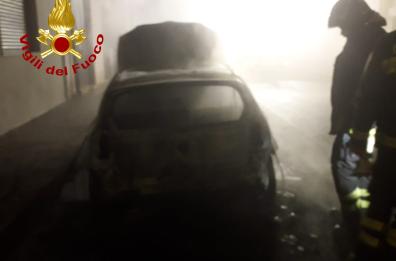 Ennesima notte di fuoco, a Cutrofiano bruciata una Bmw