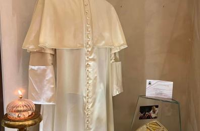 Martina, esposti nella basilica gli abiti di papa Benedetto XVI