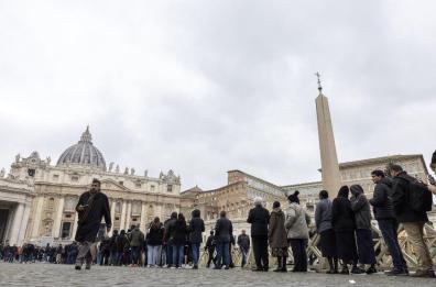 Addio a Papa Ratzinger, in fila a San Pietro sin dall'alba per rendere omaggio a Benedetto XVI