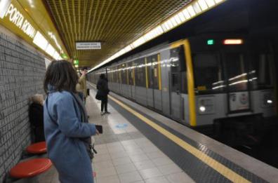 Raffica di rincari: aumentano anche biglietti bus e metro, stangata da 2400 euro per le famiglie. Diesel sfiora i 2 euro al litro