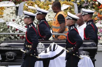 Calcio, l'ultimo saluto a Pelè nel suo stadio. Polemica per selfie di Infantino alla veglia 