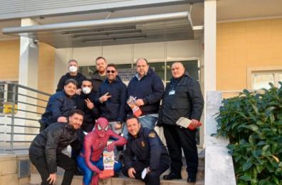 Policlinico di Bari, all'Oncologico pediatrico la calza della Befana la porta l'Uomo Ragno  