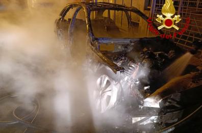 Rogo d'auto a Gallipoli, a fuoco la Mercedes di un calciatore e una Mini Cooper
