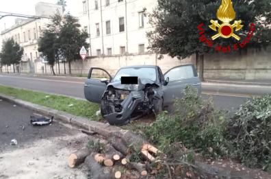 Lecce, auto contro albero, 35enne rimasto incastrato nell&rsquo;abitacolo: in ospedale in codice rosso