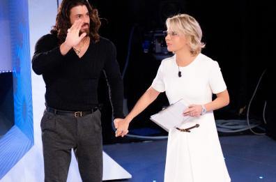 Lo chef stellato Cannavacciuolo e l’attore turco Can Yaman nel salotto di Maria De Filippi