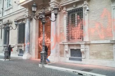 I «vandali» della vernice lanciano un sos sull’emergenza clima