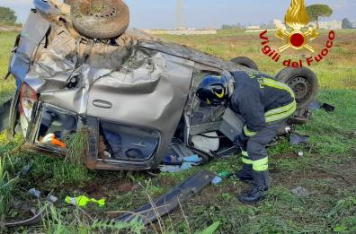 Lecce, auto in tangenziale si ribalta nelle campagne: 20enne «miracolato», in ospedale in codice verde