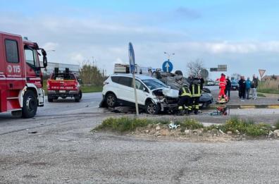 Marina di Lesina, due auto si scontrano sulla SS16: cinque feriti, morta donna dopo agonia in ospedale