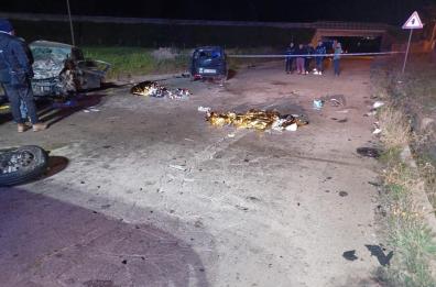 Scontro frontale sulla Andria-Trani: 3 auto coinvolte, morti due giovani, sette feriti