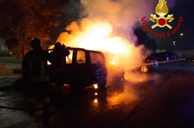 Notte «di fuoco» nel Salento: quattro auto in fiamme tra Lecce e Novoli