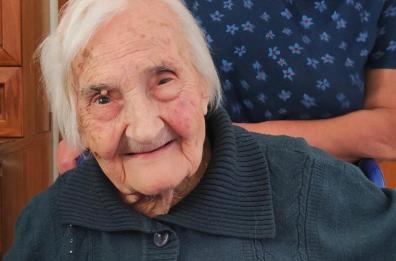 Cent'anni e non sentirli, Galatone festeggia nonna Antonia per il traguardo del secolo