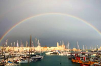 Momento magico a Trani: un doppio arcobaleno abbraccia il porto
