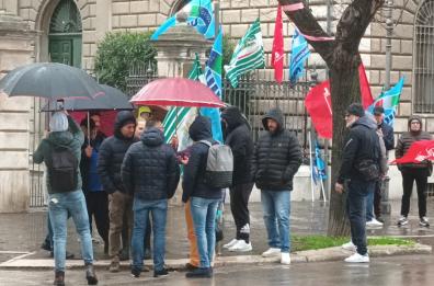 Foggia, sit-in dei vigilantes sotto la prefettura: «Stipendi troppo bassi»