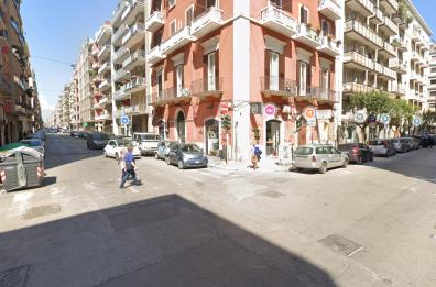 Bari, furgone si ribalta in pieno centro