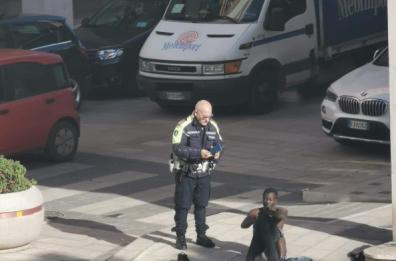 Brindisi, si spoglia completamente in piazza Vittoria, denuncia per un senza fissa dimora VD