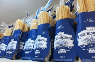 Pasta Cavalieri , una storia lunga 150 anni: ecco come sono nati gli spaghettoni amati dagli chef stellati