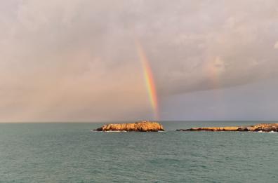 Polignano: anche l'arcobaleno non resiste e si tuffa in mare