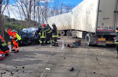 Scontro tra auto e camion sulla 16 bis fra Trani e Barletta, un morto 
