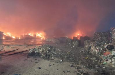 Modugno, corto circuito scatena un incendio in una ditta di stoccaggio rifiuti. La protezione civile e il sindaco invitano a «mantenere chiuse le finestre» anche a Bari