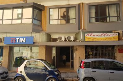 Brindisi, attentato allo studio di un noto avvocato: a fuoco la porta