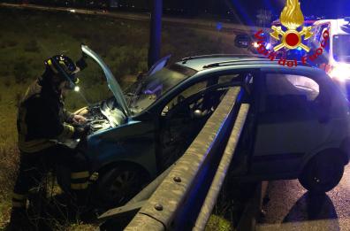 Lecce, l'auto finisce fuori strada allo svincolo della Tangenziale Est: un ferito